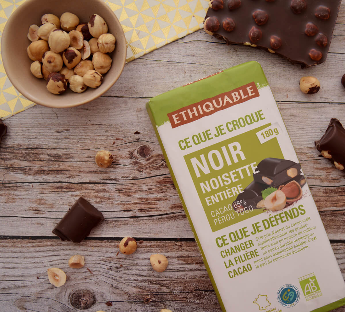 Tablette 180g de chocolat noir 65% de cacao du Togo & Pérou, bio et équitable, avec des noisettes entières