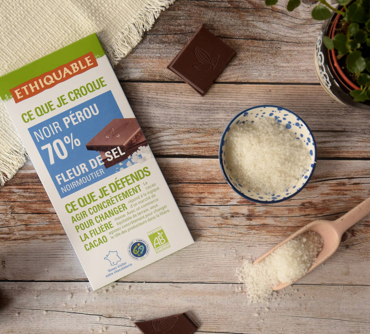 Tablette chocolat noir à la Fleur de sel de Noirmoutier 70 % de cacao bio et équitable